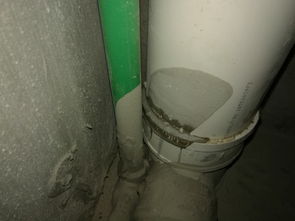 廚房下水管接了三通不久,發現上面滲水,大家幫忙看看說說原因和補救辦法